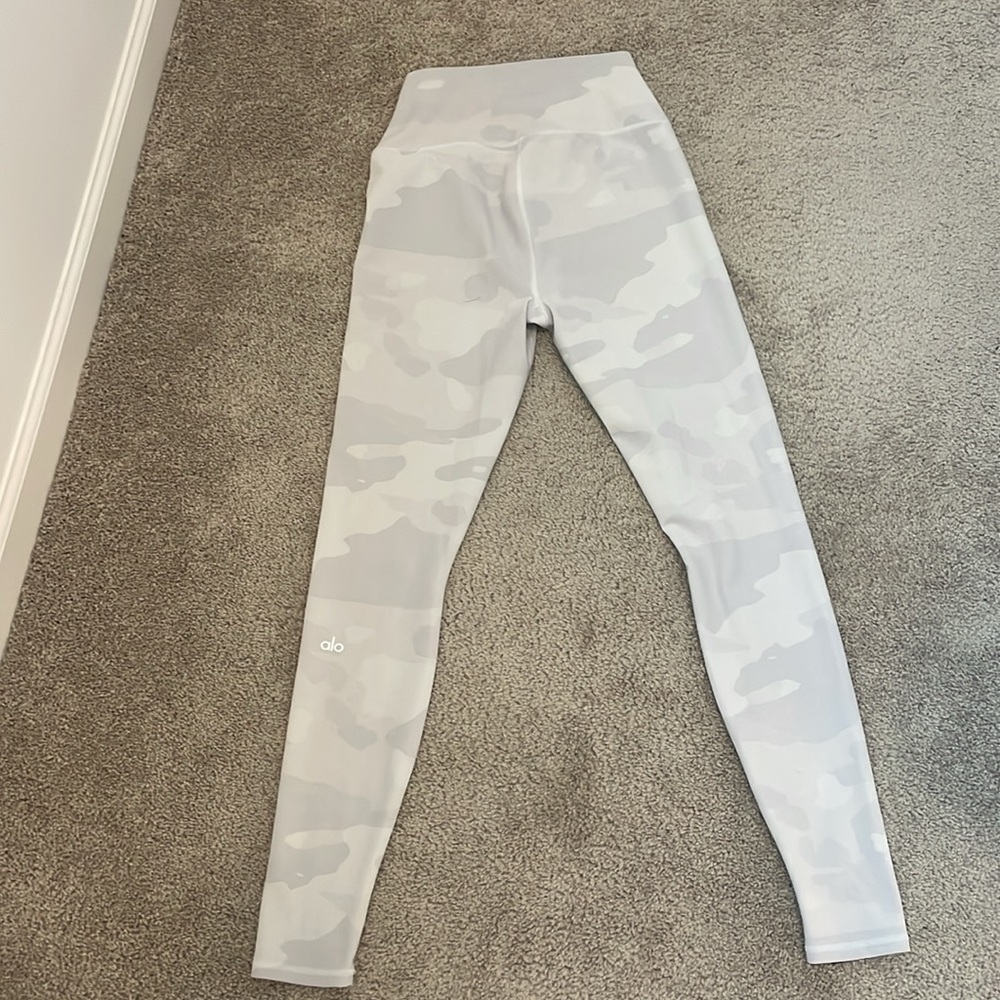 White Camo Alo Leggings 7/8 length NWOT - Picture 3 of 4